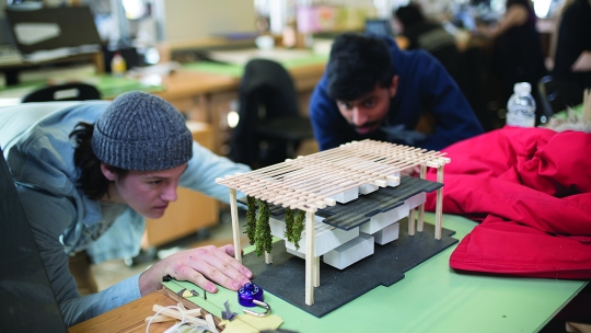  Laurentian University students in lab